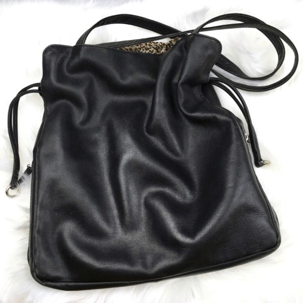 Ili | Black Leather Animal Print Interior